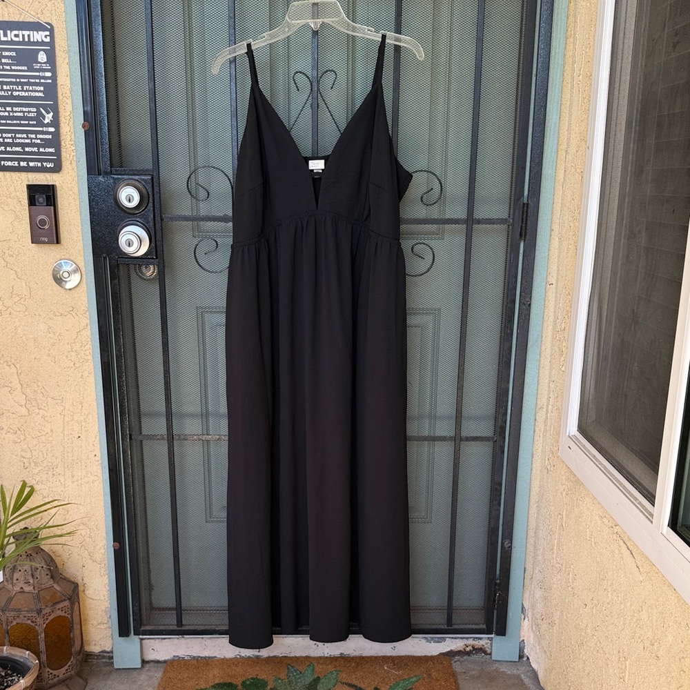 Sleeveless Black V-Neck Spaghetti Strap Maxi Dress